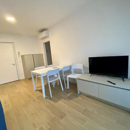 Bright Flat With Spacious Terrace Near The Sea Apartment