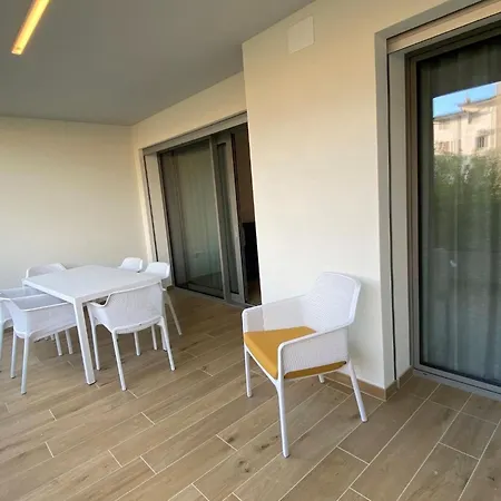 Apartment Bright Flat With Spacious Terrace Near The Sea *