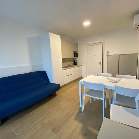 Apartment Bright Flat With Spacious Terrace Near The Sea *